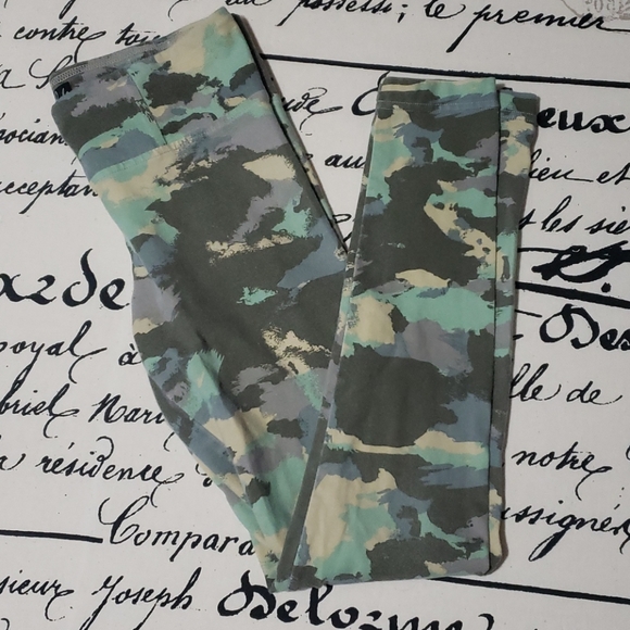 🎫FREE with purchase Aritzia talula camo leggings - Picture 3 of 8